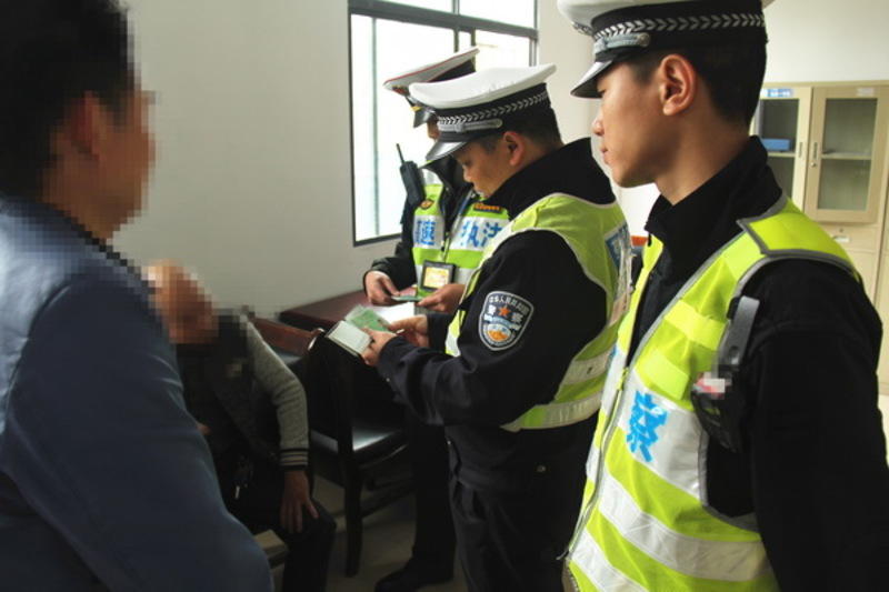 无证驾驶想靠换座位蒙混过关 却被高清摄像头