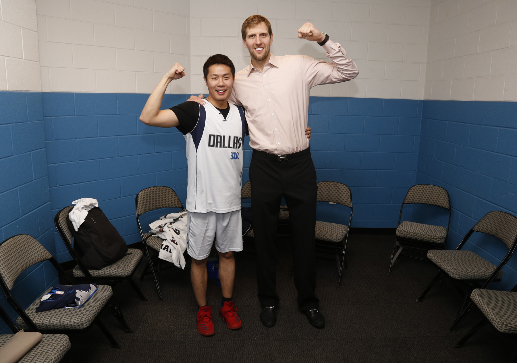 Shen Xu and Dirk Nowitzki arm in arm (Dallas Mavericks/Danny Bollinger)