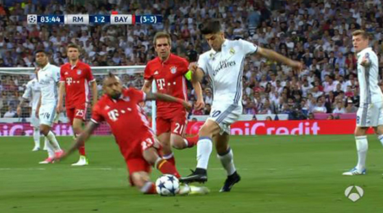 昏哨三大误判毁掉经典对决!皇马大将逃红牌 C