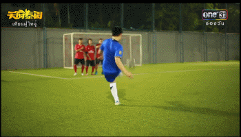 他喜欢踢足球,来看一下他踢足球的动作↓