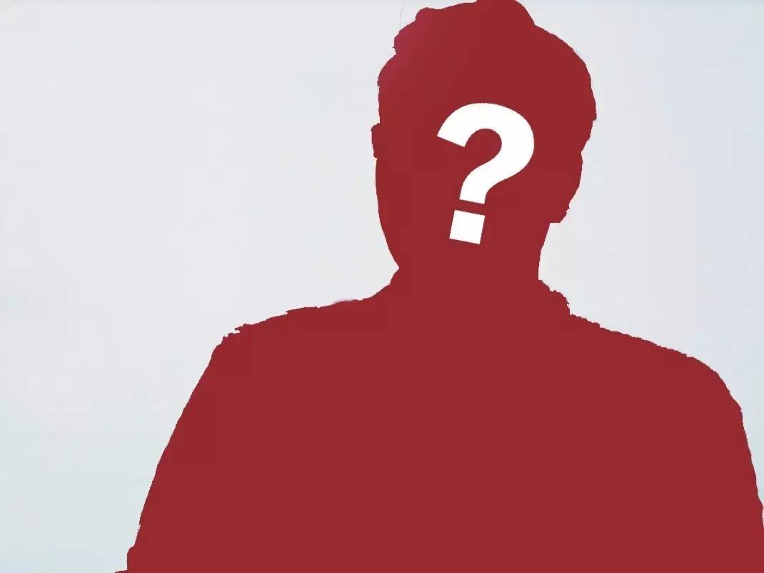 就在两天前,我们以人民的名义独家拷问了《人民的名义》背后大老虎,就还有没有下一部、陆毅演技到底怎么样、张一山、杨紫、宋丹丹适合演谁这些人民群众急切需要得到解决的问题进行了严肃讨论。 这位大老虎到底是谁?祁同伟?李立春?还是达康书记手里的茶杯?都不对! 还记得片中老书记李立春第一次出现是什么时候吗?就是打电话给高育良书记力保这位刘新建啊。 按他自己的话说,就是刘新建红色家庭出身,曾经是部队的英雄,给领导做秘书做了很多年,后来又当了国营企业的老总,身份很特殊啊,知道太多秘密了。 不光在