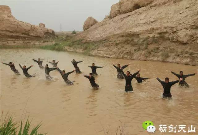 武警兵哥训练一天口含二两土,白天不够夜里补