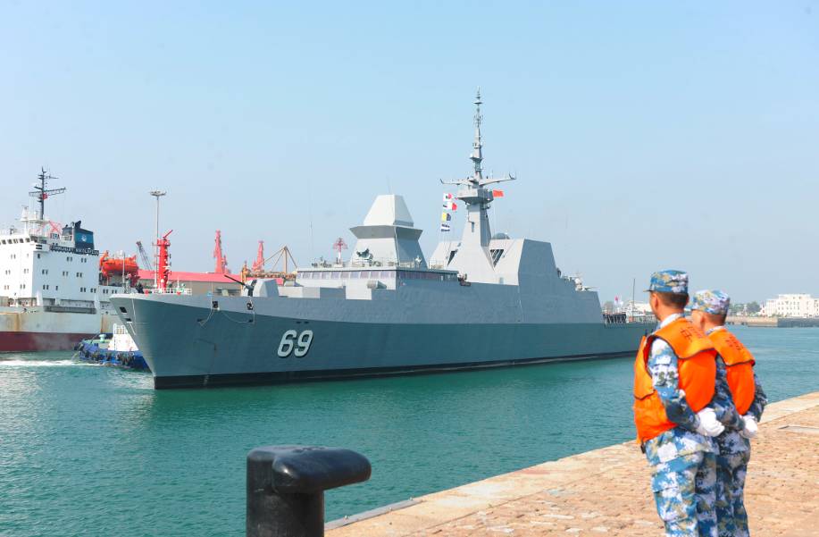 新加坡军舰访问青岛，一条横幅亮了！