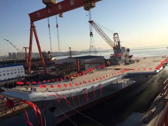 蛟龙入海！刚刚，中国第一艘国产航母正式下水