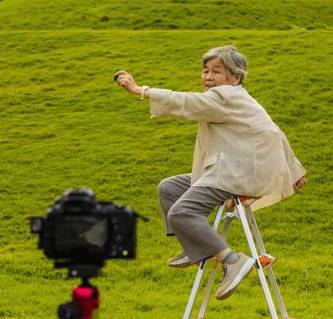 88岁仍然爱自拍，她说有趣才是女人的不老药