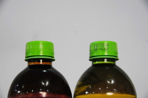 淄博:绿茶饮料变红色还没保质期 商贩疑似出售
