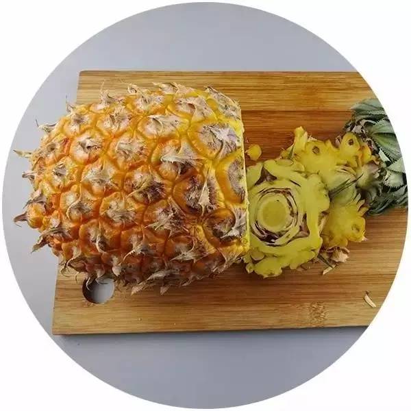 菠萝去皮竟这么简单，不用一分钟全变菠萝块！