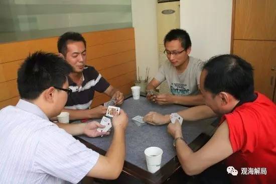 (当地民众在掼蛋)