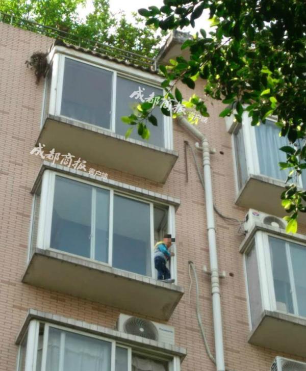 父母上班外婆外出买菜，3岁男孩爬出5楼窗户吓哭路人