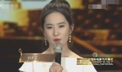 国际电影节刘亦菲女王气场强,无意间的小动作