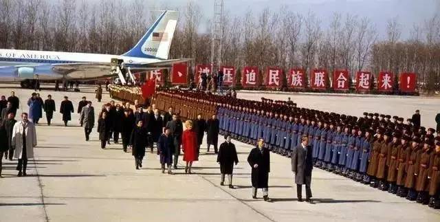 尼克松访问中国走下飞机：第一眼看到打倒美帝国主义标语