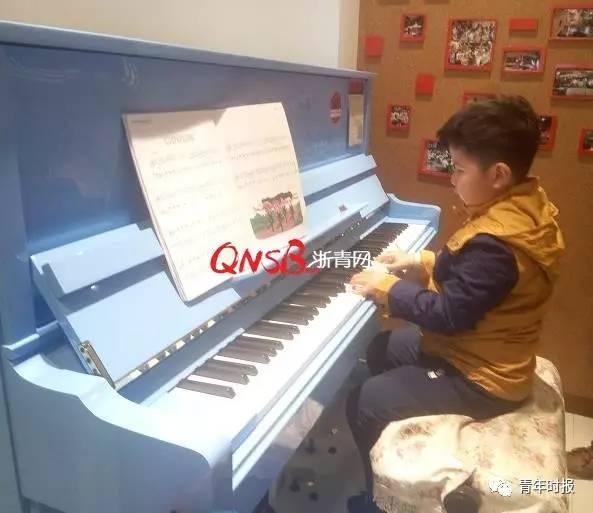 感动！经历了3次手术几近失明的杭州6岁小盲童苦学钢琴！