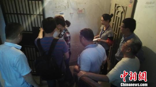 图为，党员亮明身份服务社区居民物业。　黄杰 摄