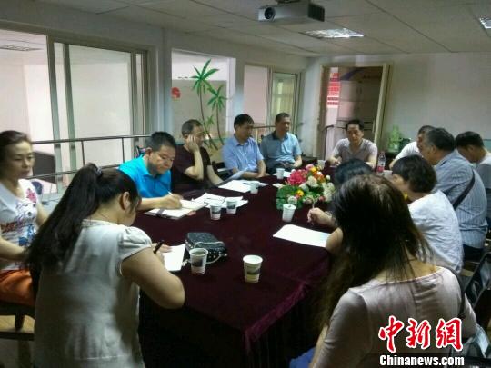 图为，党员亮明身份参与社区物业治理。　黄杰 摄