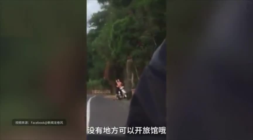 辣眼!实拍情侣地铁亲热,女孩靠男友怀中一路吸允对方手,乘客看傻
