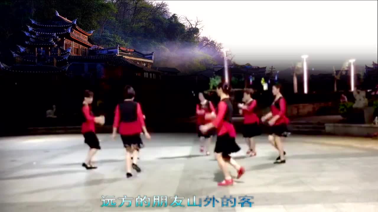 广场大妈跳动感时尚的国际排舞