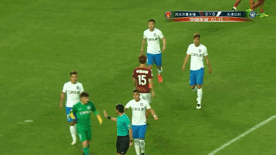 中超裁判有难 球员八方点赞