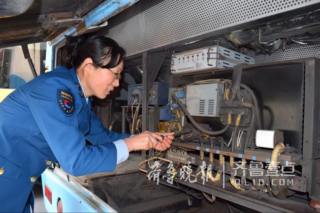 青岛:2路电车上的全国劳模 超贴心的董式服务