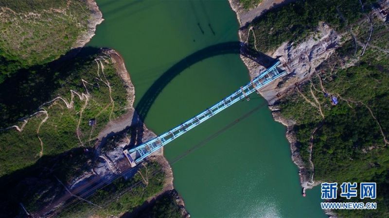 三门峡卢氏县蒙华铁路洛河大桥拱肋合龙(组图