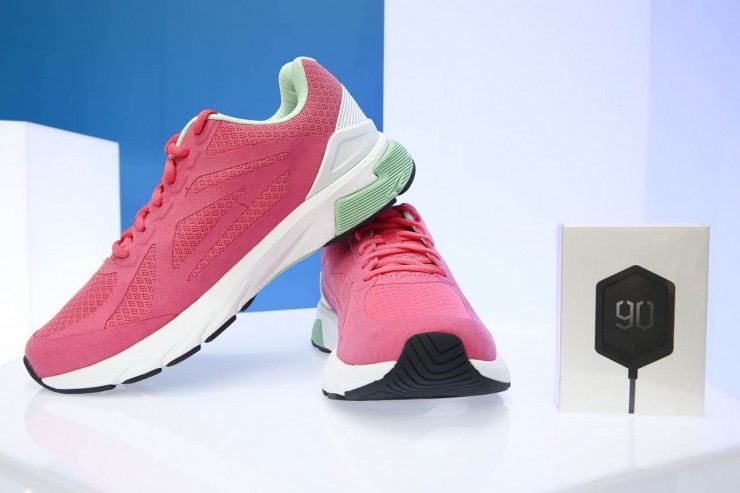 小米生态链企业发布智能跑鞋，搭载英特尔芯片