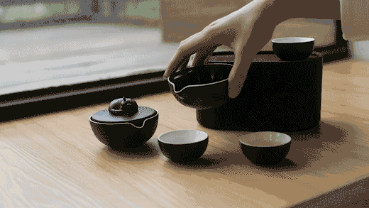 他19岁皈依佛门,把佛像带到米兰时装周,却把自己心爱