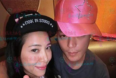 霍建华夜店喝多搂辣妹合影曝光被网友骂惨了,