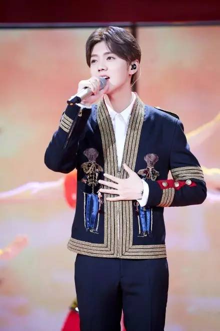 世纪同框!鹿晗张艺兴同台对视偷笑~添福宝杨洋