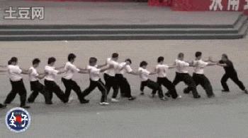 中华武术不堪一击?薛之谦:该配合你演出的我看你套路表演