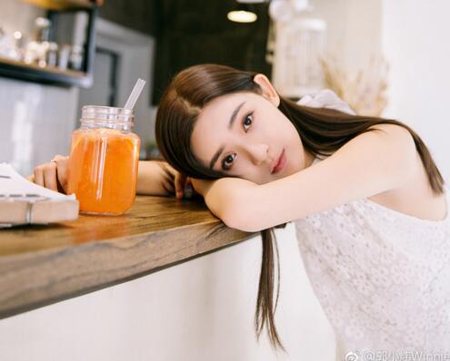 黄晓明祝旗下女艺人生快 第一眼看这位青春美