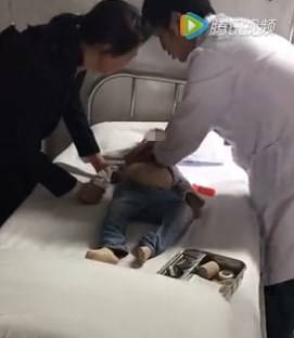 痛心！3岁儿子吃饭磨蹭被母亲踢爆肝脏，经抢救无效死亡
