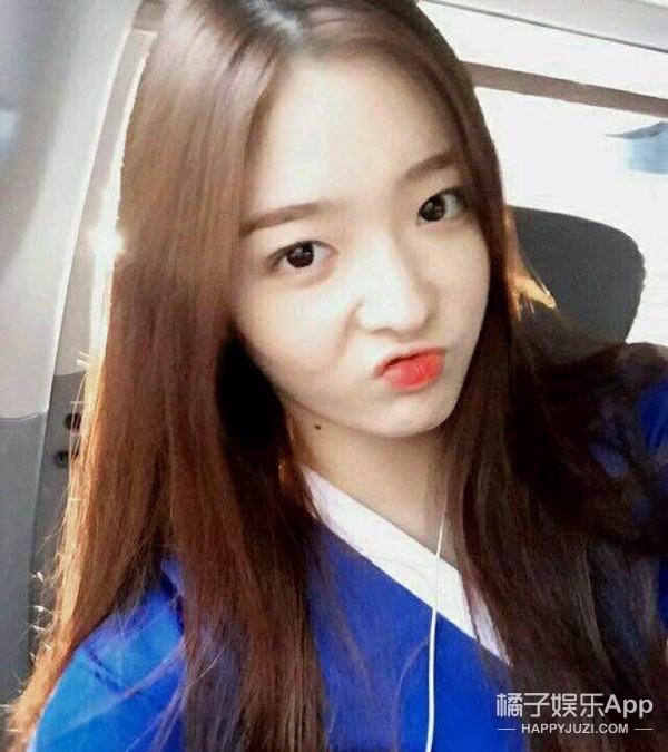 韩女团成员跳舞时胸垫滑落好尴尬,可妹纸的表