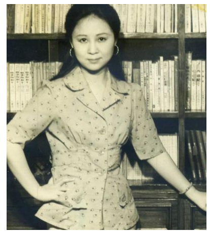 她的前夫庆筠是台北大学外文系的英语老师,跟琼瑶一样迷恋写作,两人