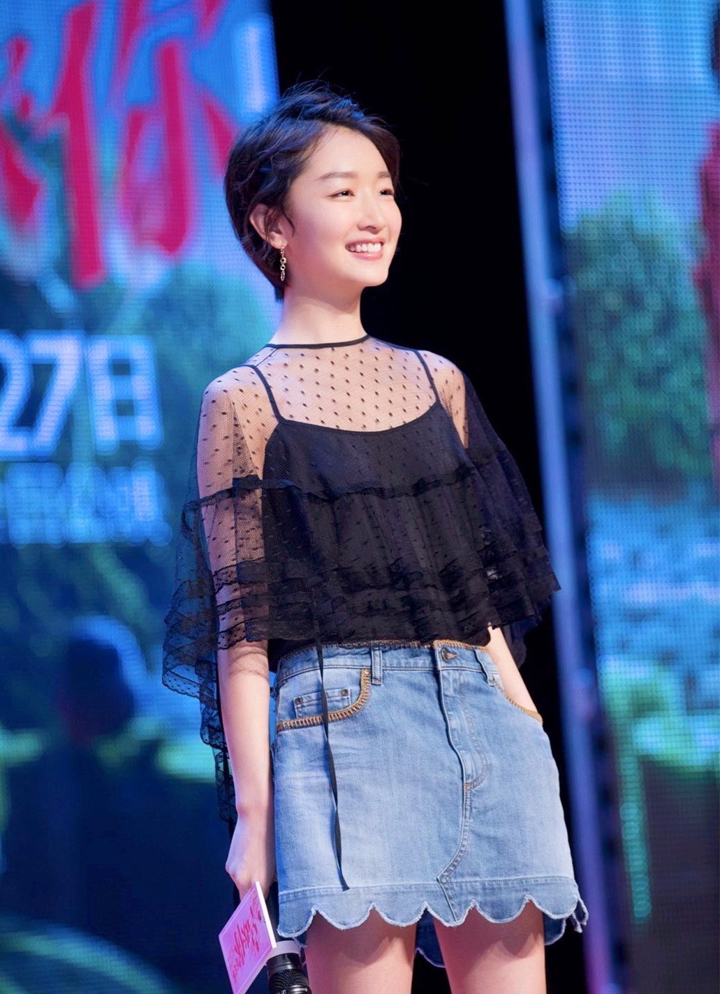 周冬雨,你的牛仔半裙怎么这么好看!我也想买!