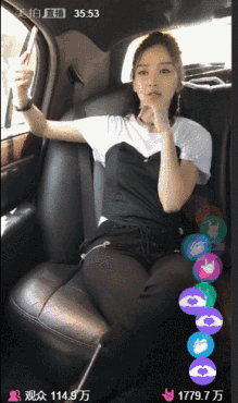 产后复工cos美少女战士还不够,还要抱着美少女同款手机睡觉?