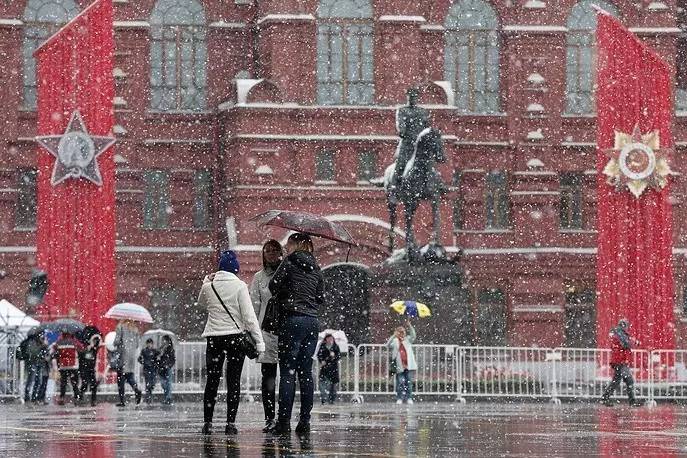 俄罗斯红场阅兵遭遇5月飘雪，空中表演居然取消了！