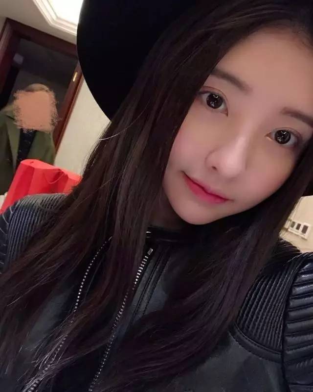 豆得儿照片变化大被质疑整形,唇变厚,鼻翼变窄,苹果肌