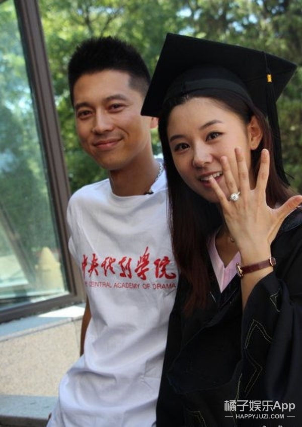 李小萌顺利生产喜得儿子王雷晒孩子胖嘟嘟小脚丫幸福爆棚