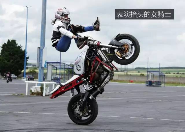 甲乙两地相距360千米_甲乙两人均骑摩托车(2)