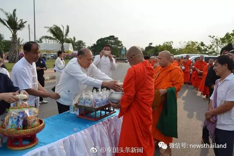 5月10日卫塞节 泰国佛教徒布施行善