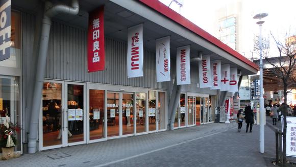 MUJI 在日本要跑郊区开综合性大门店，不是奥特莱斯折扣那种