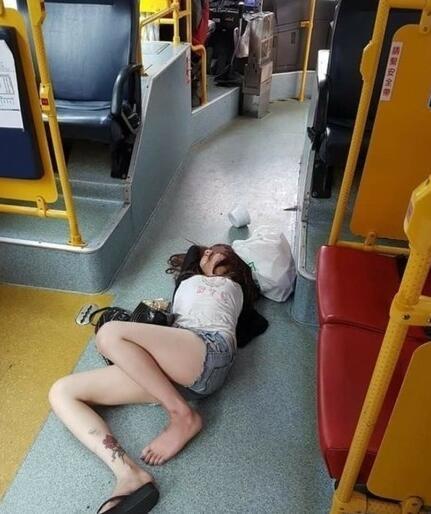 太累了！女子公交上昏睡 从座位跌落仍未醒