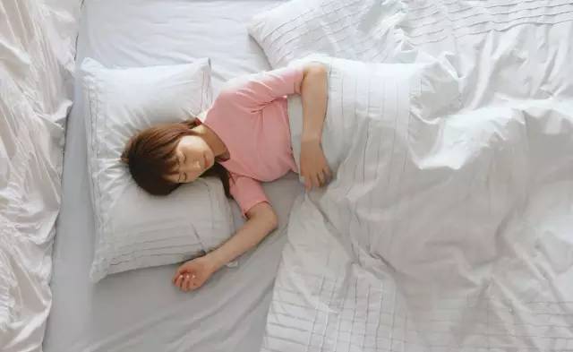 睡觉姿势这么多，该选哪一种？最健康的原来是……