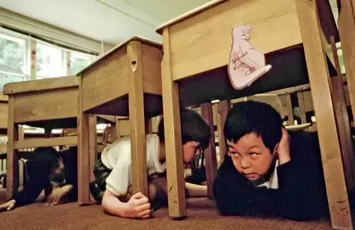 地震时，该不该躲在桌下或床下？