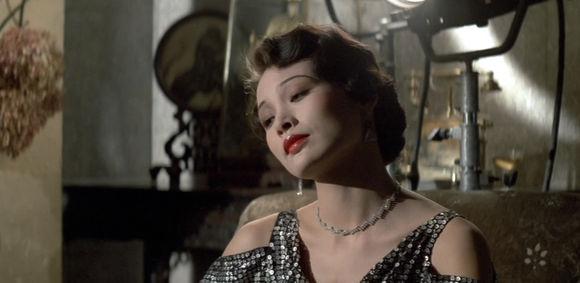 她比刘晓庆貌美,比巩俐性感,曾全裸出镜惹争议,今越老越有味