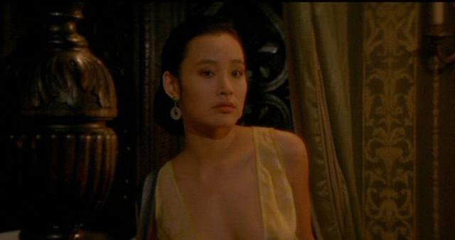 她比刘晓庆貌美,比巩俐性感,曾全裸出镜惹争议,今越老越有味