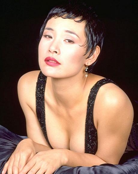 她比刘晓庆貌美,比巩俐性感,曾全裸出镜惹争议,今越老越有味