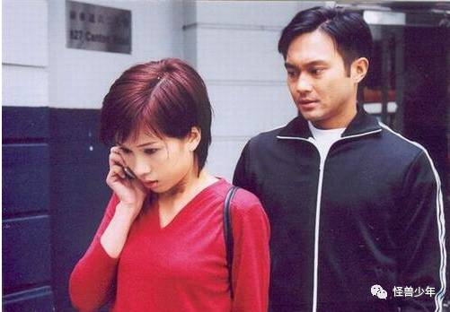 文颂娴在2002年的《谈判专家》里,站在张智霖面前,也是小鸟依人,机灵