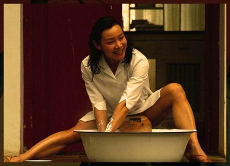 她比刘晓庆貌美,比巩俐性感,曾全裸出镜惹争议,今越老越有味