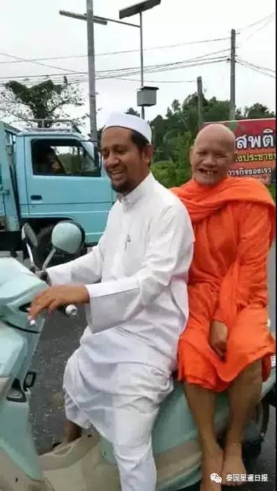 穆斯林开车送僧人！宗教一家亲！