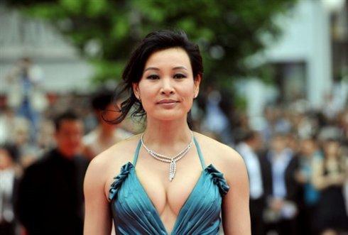 她比刘晓庆貌美,比巩俐性感,曾全裸出镜惹争议,今越老越有味